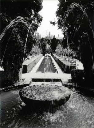 Wasserbecken im Generalife in Granada