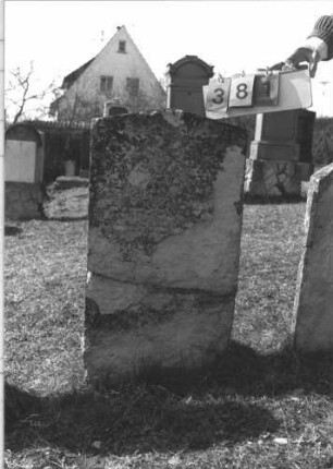 Grabstein 381 (Index: 99786192) Zustand: große Teile abgeblättert, Rest stark verwittert Maße HxBxT: 100x55x12 cm: Grabstein 381