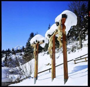 Mittenwald: drei Kreuze am Kalvarienberg, im Schnee
