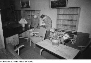 Fachgespräch in einer Möbelhandlung