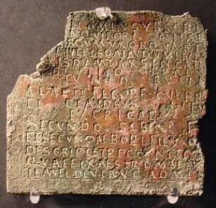 Platte mit Resten einer lateinischen Inschrift: Fragment eines Militärdiploms des Jahres 153 n. Chr.
