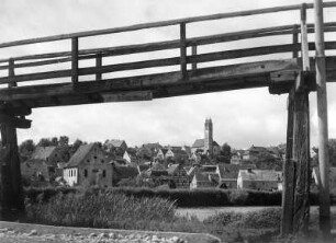 Harburg. Stadtteilansicht mit Herz-Jesu-Kirche. Blick über eine hölzerne Brücke (vielleicht über die Wörnitz)
