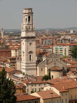 Dom mit Glockenturm, Blick vom Castel San Pietro