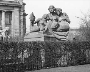 Hamburg-Neustadt, Sievekingplatz, Allegorie "Drei Hansestädte Hamburg, Bremen und Lübeck" einer Brunnenanlage