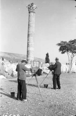 Athen: Akropolis, Säulen des Zeus-Tempels, eine Säule, Vordergrund Fotografen