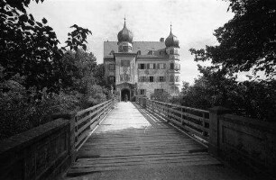Wildenwart: Schloss mit Zugbrücke