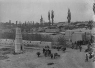 Platz mit Obelisk : Ein Platz mit einem Obelisk in einer Siedlung Tian Shan Hochgebirge