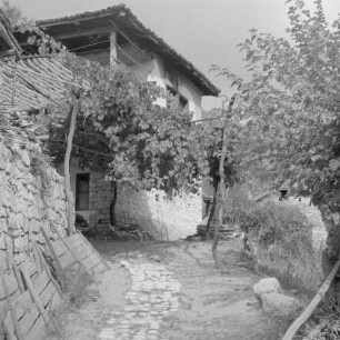 Blick auf die Altstadt Plowdiw in Bulgarien. Gestell für das Trocknen des Gemüses und der Tabakblätter an einem Wohnhaus