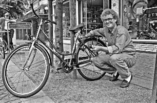 Lehmann, Klaus: Fahrradhändler aus Ahrensburg mit einem Fahrradschloss