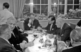 Glotterbad: Kurhaus; am Tisch: Direktor Linnemann, Minister, Frank, Waeldin