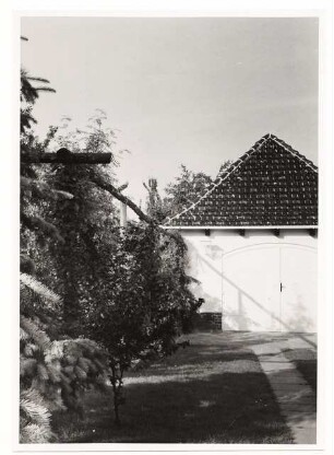 Garten Elsbeth Heddenhausen, Berlin-Zehlendorf: Garage mit Plattenweg