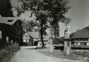 Rodeberg, Kloster Zella : Rodeberg. Kloster Zella (ehemaliges Benediktiner-Nonnen-Kloster, 12. Jahrhundert), heute evangelisches Alten- und Pflegeheim. Blick in den Hof
