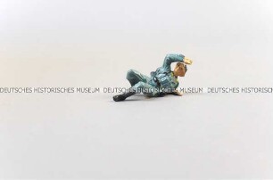 Massefigur: Französischer Soldat liegend, einen Kolbenschlag abwehrend