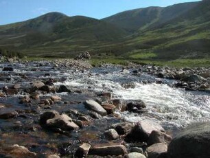 Gebirgsfluss im schottischen Hochland bei Breamar