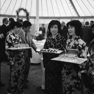 Minolta Europe GmbH: "Europa-Center": Kamera-Hersteller: Gewerbegebiet Nord: Kurt-Fischer-Straße: Einweihung: Innenansicht: junge Frauen in Kimonos servieren den Gästen Getränke und Speisen