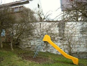 Kirchhofmauer im Süden mit Schießscharte in Brusthöhe (aus dem Kirchhof) - Wehrgang mit Steinbrüstung 1832 abgetragen