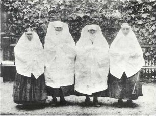 Trauertracht aus Klitten : Kleidung - Truhentracht. Ort: Klětno / Klitten. Trauernde Frauen und Mädchen.