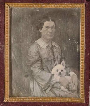 Unbekannte Frau mit einem Hund
