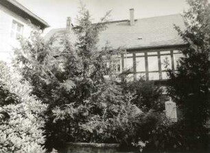 Grünhain-Beierfeld, Pfarrweg 2. Pfarrhaus (1712). Ansicht vom Friedhof