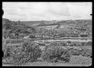 Blick auf Teil von Kreuzwertheim, Mainufer und Stadtgebiet mit Burg bis Spitzen Turm