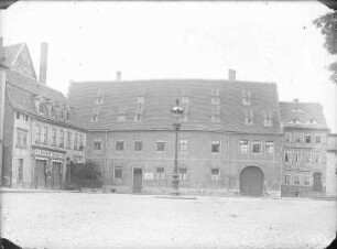 Südostseite des Domplatzes. Bildmitte: Domplatz1 (Zahnärztliches Institut), Domplatz 2 (Karbaum, Getreidehandlung), Domplatz 10 (Borgis, Kolonialwaren)