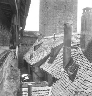 Rothenburg ob der Tauber: Dächer vom Wehrgang, Hintergrund Turm