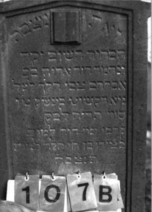 Grabstein 107 (Index: 99795574) Maße HxBxT: 98x52x9 cm Symbolik: aufgeschlagenes Buch: Grabstein 107B