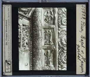 Pisa, Baptisterium : vorderes Hauptportal (Teilansicht) mit Türsturz, Pilaster und Säule