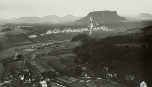 Elbtal bei Rathen, Blick von der Bastei auf Sportflugzeug Klemm L-30 bei einem Reklameflug für Sturm-Zigarettenfabrik Arthur Dreßler