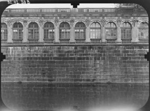 Dresden-Altstadt. Zwinger (1709-1728, M. D. Pöppelmann). Langgalerie. Ansicht über den Zwingergraben