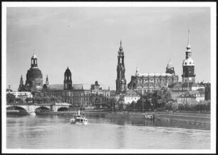 Dresden, Elbe : Blick vom Neustädter Elbufer in Höhe des Japanischen Palais nach Südosten gegen die Silhouette der Dresdner Altstadt