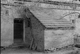 Bröthen (Kr. Hoyerswerda). Anbaubackofen. Hauptstr.14. Gartenseite