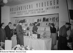 Fachbesucher an einem Messestand Holländischer Verleger