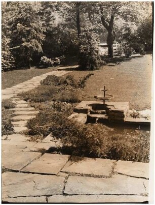 Garten Reinicke, Berlin-Zehlendorf: Blick über Wasserbecken in den Garten