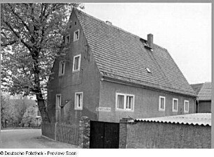 Scharfenberg, Ehemaliges Wohnstallhaus mit Einfriedung : Scharfenberg. Ehemaliges Wohnstallhaus mit Einfriedung und Toranlage