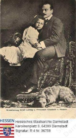 Ernst Ludwig Großherzog v. Hessen und bei Rhein (1868-1937) / Porträt mit Tochter Prinzessin Elisabeth (1895-1903) auf Sofa sitzend, davor liegend: Hund, Ganzfiguren