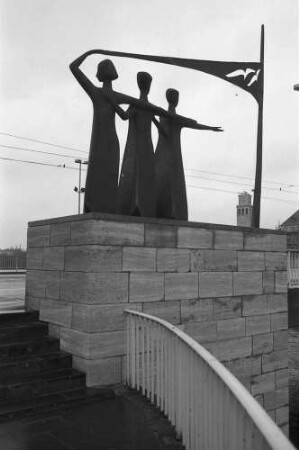 Mülheim: Drei Tänzerinnen, Plastik auf der Schlossbrücke [Lebensfreude 1963]