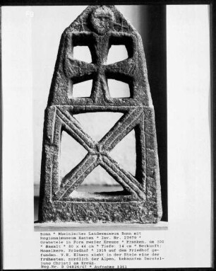 Grabstele in Form zweier Kreuze