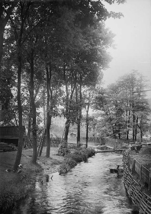 Weiße Elster bei Adorf : Weiße Elster bei Adorf, um 1913. Hangsicherung an der Weißen Elster durch Flecht- und Bretterzaun