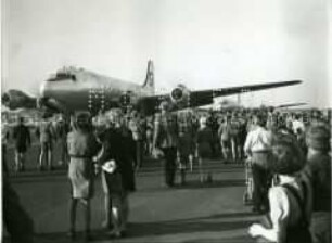 Kinder mit Luftbrücken-Flugzeugen auf dem Flugplatz Tempelhof