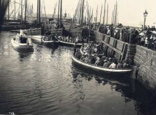 Kirkwall, Hafen. Anlandung von Touristen eines Hochseepassagierdampfers der Hapag in Booten an der Hafenmole