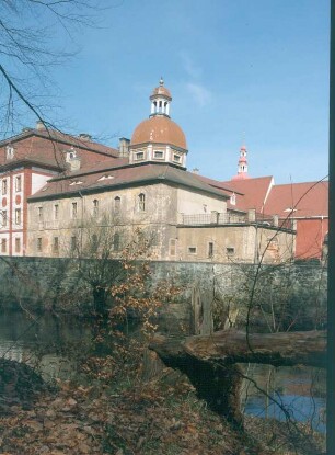 Ostritz. Zisterzienserinnenabtei Klosterstift St. Marienthal (um 1230 gegründet). Konventgebäude (1743-1746). Blick über die Neiße gegen Infirmarium