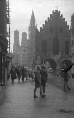 München: Blick zum Marienplatz mit Rathausturm [Altem Rathaus] und Frauentürmen