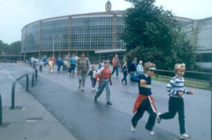 Dortmund. Westfalenhallen-Komplex. Täglich ungefähr 7000 Kinder strömen in den Ferien in die Hallen