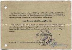 Briefkarte mit der Mitteilung der Spruchkammer, dass der Empfänger wegen "geringen Einkommens und Vermögens" vom Gesetz Nr. 52 (Blocking and control of property) nicht betroffern ist - Personenkonvolkut