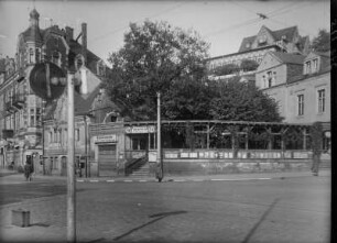 Veranda Ratskeller-Loschwitz-Körnerplatz : Dresden-Loschwitz. Körnerplatz. Blick zum Eingang des Ratskellers