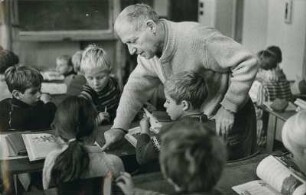 Der Komponist Paul Dessau (1894 - 1979) als Musikpädagoge vor Grundschülern an der Allgemeinbildenden Polytechnischen Grundschule I (musikbetonte Gesamtschule "Paul Dessau")