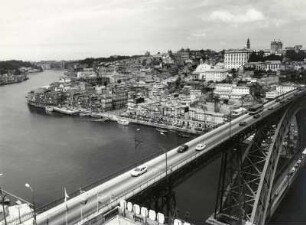 Porto, der Ponte de Dom Luis 1, mit der Stadt