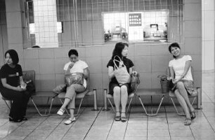 Wartende an einer U-Bahn-Station, Tokio