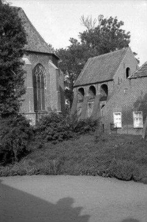 Hinte: Speicher [Glockenturm] und Chor der Kirche